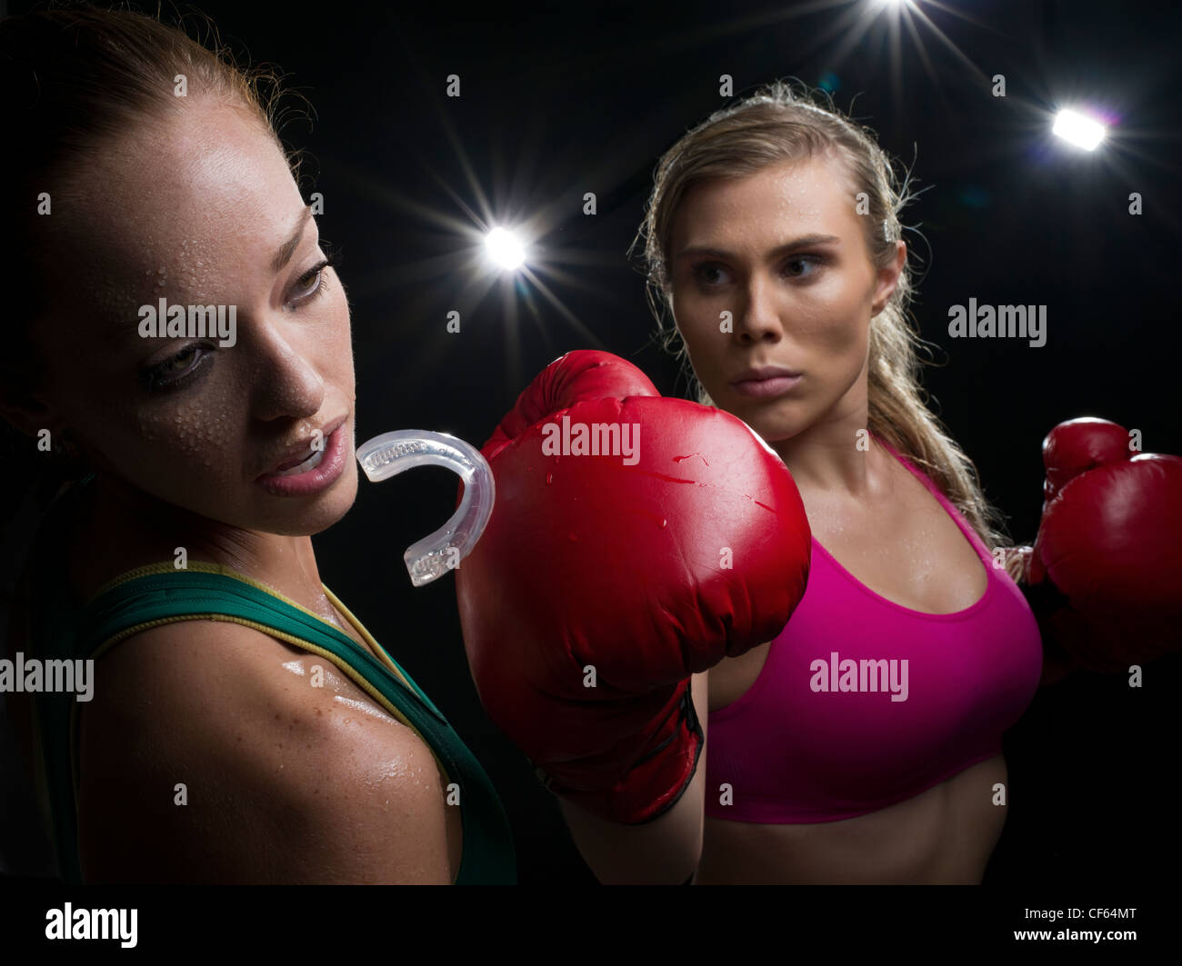 Femmina Knockout Boxe Punch Foto Stock Alamy 
